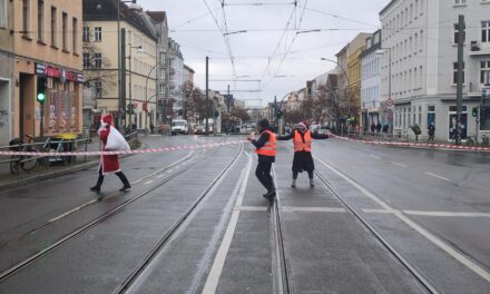 Der Weihnachtsmann überquert die Berliner Allee – Polizei kommt mit Blaulicht