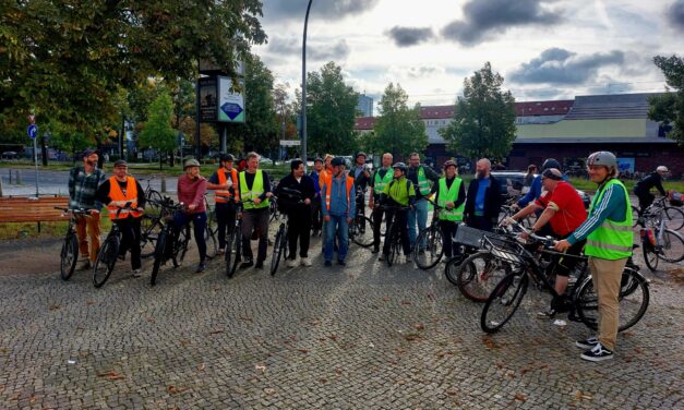 Politiker besuchen Fahrradkorso